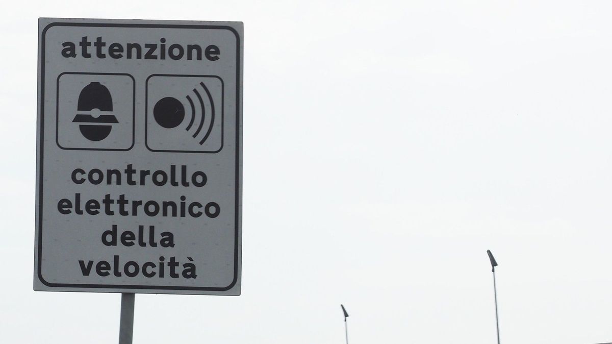 Nel Nord Italia i fantasmi di strada dilagano.  Di notte distrugge il radar della velocità con un frantoio